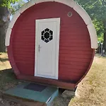 Tinyhouse Comet Am See, An Der Mecklenburger Seenplatte Campingplatz